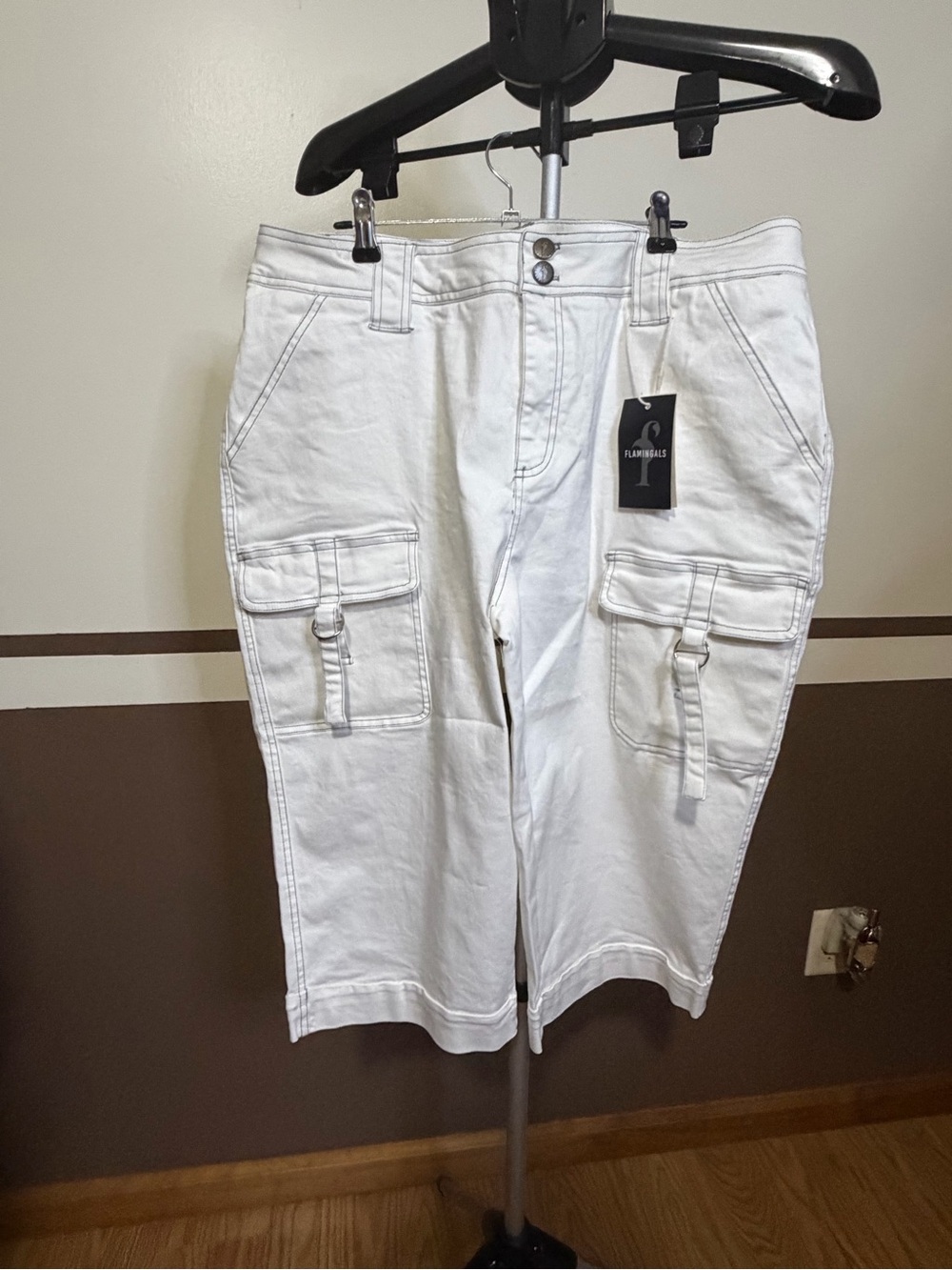 Flamingals White Women's Cargo Bermudas - Utility Pocket Style NWT 2XL